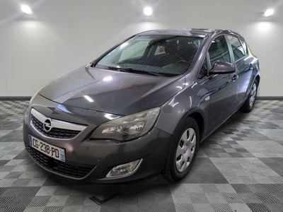 une photo d'une Opel grise garée dans un garage