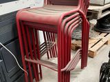 une pile de chaises rouges posées sur un tas de cartons