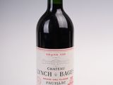 une bouteille de vin posée sur une table