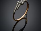 gros plan d'une bague en or avec des diamants sur une surface noire