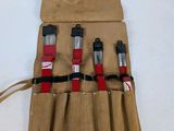 un gros plan sur une trousse à outils contenant quatre outils