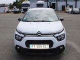une voiture blanche garée dans un parking