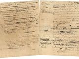 deux feuilles de papier ancien, portant des inscriptions, posées sur une surface blanche