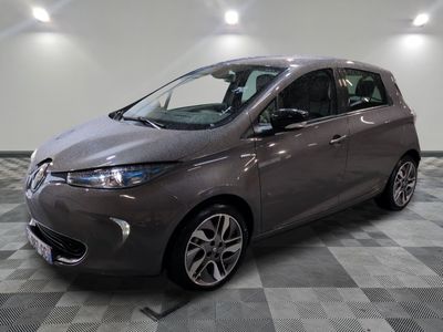 la photo d'une voiture grise garée dans une salle d'exposition
