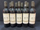six bouteilles de vin sont alignées sur une table