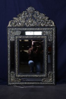 une femme se prenant en photo dans un miroir