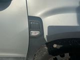 un gros plan sur la poignée d'une portière de voiture sur laquelle est inscrit le mot « drive »