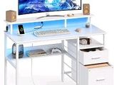 une photo d'un bureau d'ordinateur avec un écran et un clavier