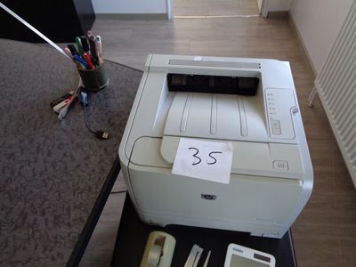 une imprimante posée sur un bureau à côté d'un téléphone portable