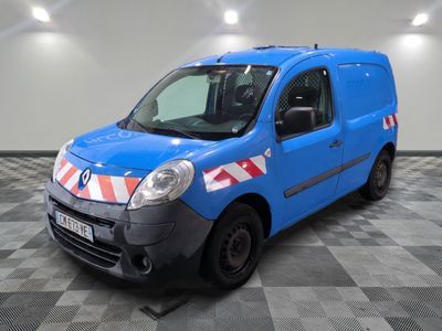 la photo d'une camionnette bleue avec une bande rouge et blanche sur le côté