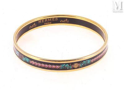gros plan d'un bracelet sur une surface blanche
