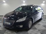 la voiture noire est garée dans le garage sur le sol en damier
