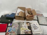 un grand nombre de livres posés sur une table