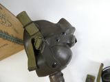 un casque et une paire de chaussures à côté d'une boîte
