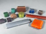 de nombreux objets de différentes couleurs qui se trouvent sur la table