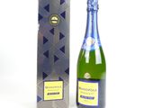 la bouteille de champagne est à côté de la boîte sur la table