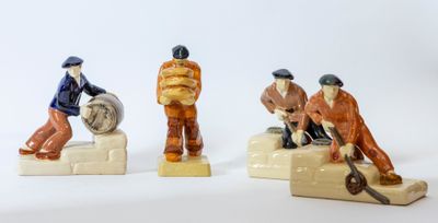 trois figurines représentant des hommes assis sur un banc