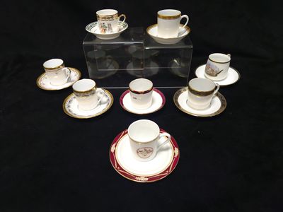 un grand nombre de tasses et de soucoupes sur une table