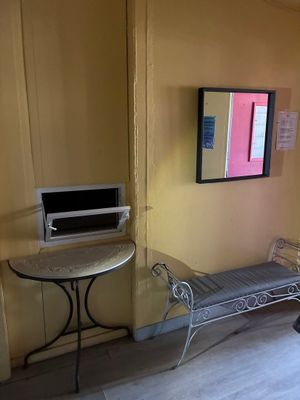 une petite table sur laquelle est posée une télévision, dans une pièce