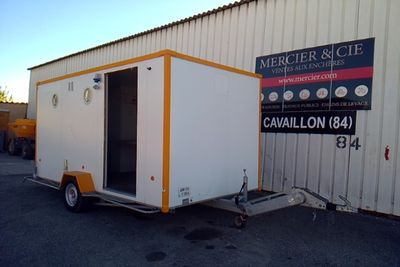 a trailer that is parked in front of a building