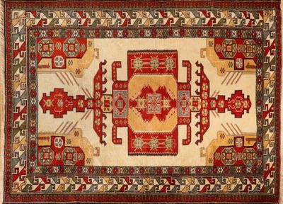 un tapis rouge et beige orné d'un motif en médaillon