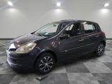 la photo d'une petite voiture garée dans un garage