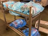 des sacs d'eau posés sur un chariot dans un entrepôt