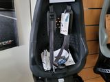 deux sièges pour bébés accrochés au mur dans un magasin