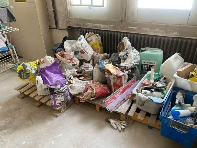 un tas d'ordures posé sur une palette dans une pièce