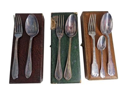 3 coffrets contenant des couverts de bâptème en métal argent…