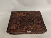 Coffret en bois naturel richement sculpté de dragons. (photo 2)