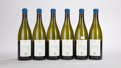 six bouteilles de vin sont alignées dans une rangée