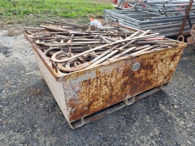 un récipient métallique rouillé contenant un tas de brindilles