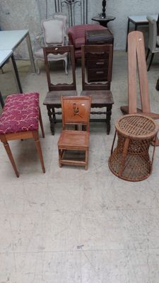 de nombreuses chaises et tables différentes dans une pièce