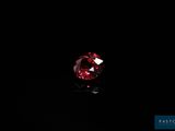 gros plan d'un diamant rouge sur une surface noire