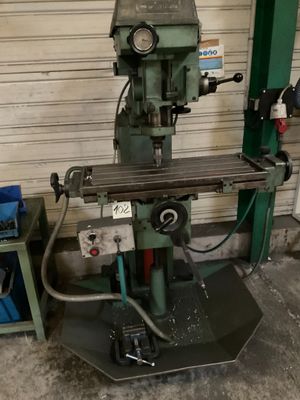 l'image d'une machine dans un garage
