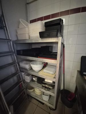 une cuisine avec beaucoup de vaisselle sur les étagères