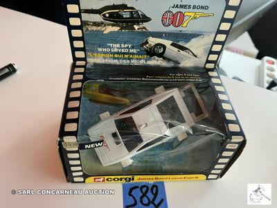 une boîte contenant une petite voiture posée sur une table