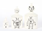 trois récipients en céramique ornés de motifs sur un fond blanc