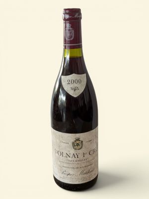 une bouteille de vin posée sur une table