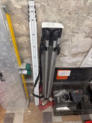 une photo d'une boîte à outils contenant des outils