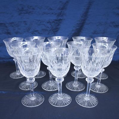 six verres à vin transparents posés sur une table noire