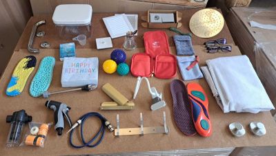 une table sur laquelle se trouvent de nombreux objets