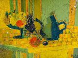 un tableau représentant un vase de fleurs posé sur une table jaune