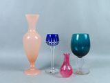 trois vases en verre de couleurs différentes placés les uns à côté des autres