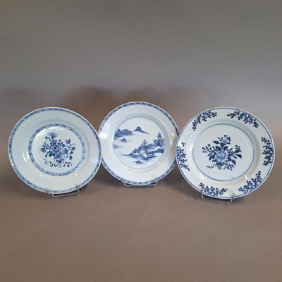 CHINE Trois assiettes circulaires en porcelaine émaillée bla…