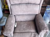 un fauteuil inclinable qui se trouve dans un garage