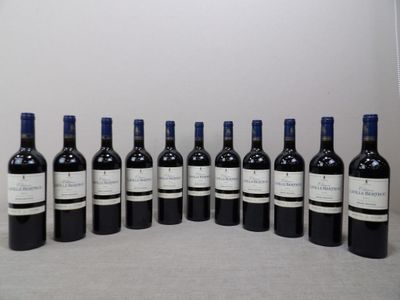 six bouteilles de vin sont alignées sur une table