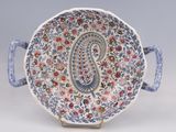 une image représentant une assiette ornée d'un motif paisley