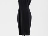une robe noire posée sur un mannequin, sur fond blanc